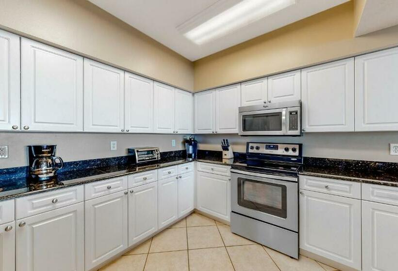 شقة 3 غرف, Admirals Quarters 308