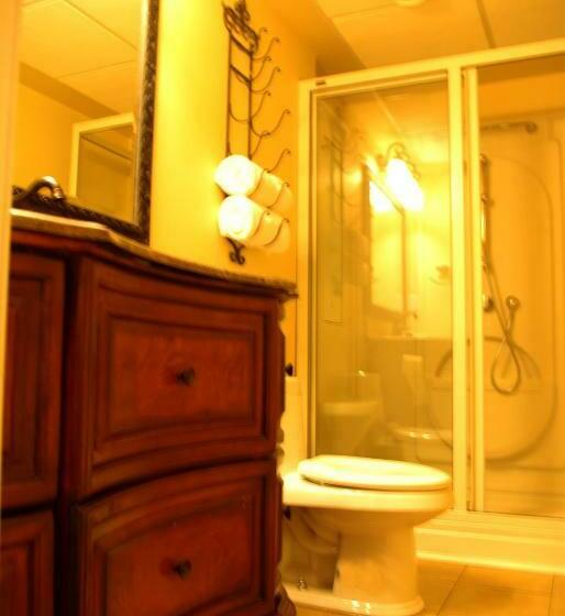 מיטת קינג בסוויטה, Grant Hall