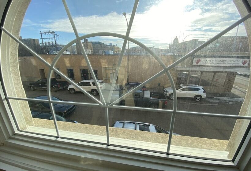 סטודיו אקזקיוטיב, Grant Hall