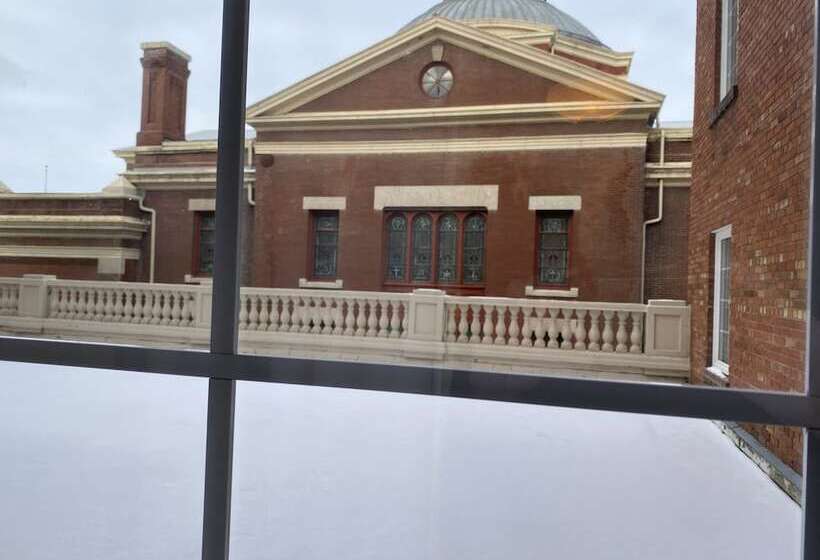 חדר סטנדרט, Grant Hall