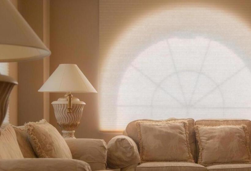 סוויטה אקזקיוטיב, Grant Hall