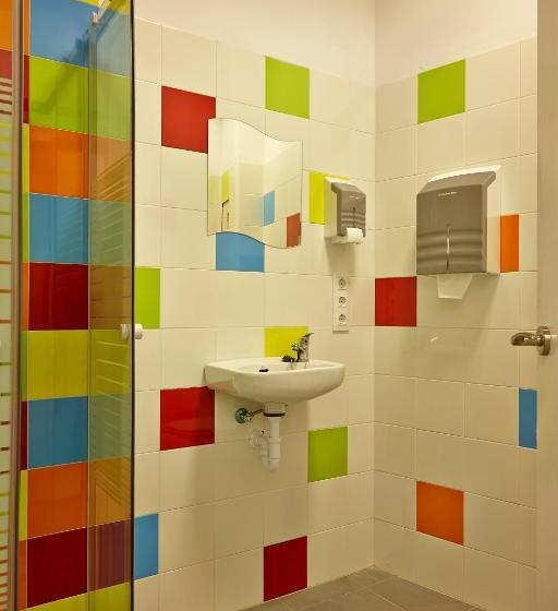 اتاق استاندارد سه تخته با سرویس بهداشتی مشترک, Pil Pil Hostel Bilbao