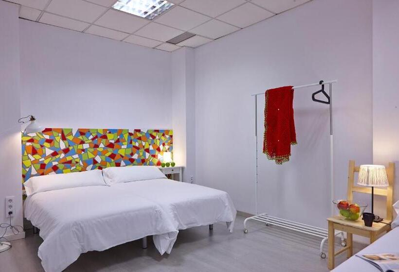 اتاق استاندارد سه تخته با سرویس بهداشتی مشترک, Pil Pil Hostel Bilbao