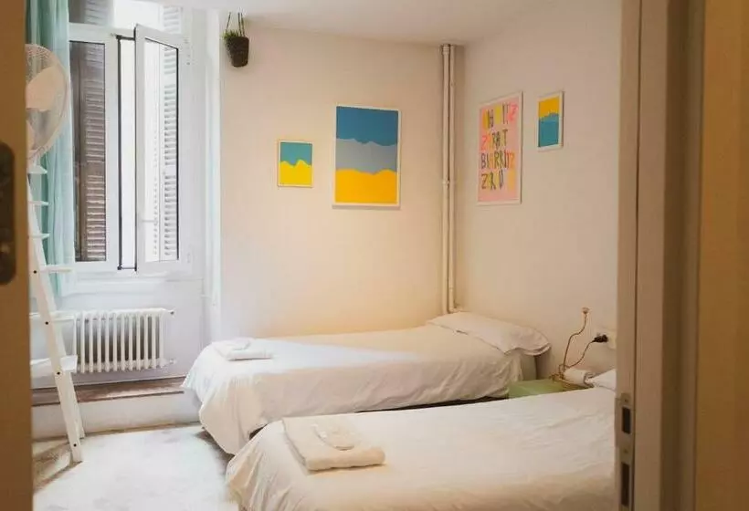 Standard-huone Jaettu Kylpyhuone, A Room In The City Hostel
