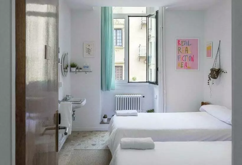 Standard-huone Jaettu Kylpyhuone, A Room In The City Hostel