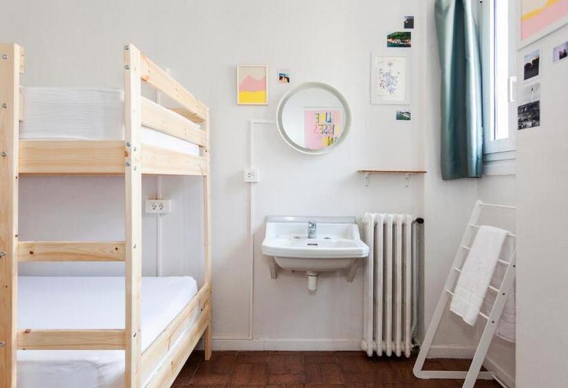 スタンダードルーム、2段ベッド共用バスルーム, A Room In The City Hostel