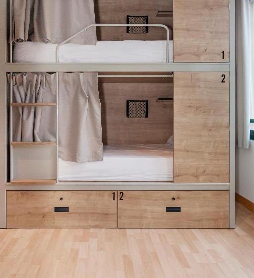 ２段ベッド付スタンダード４人部屋, A Room In The City Hostel