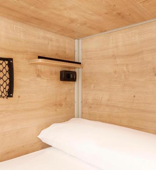 浴室共有スタンダード４人用ルーム, A Room In The City Hostel