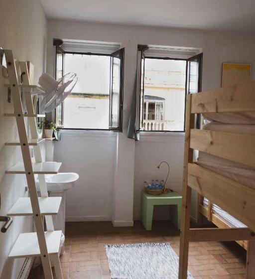 浴室共有スタンダード４人用ルーム, A Room In The City Hostel