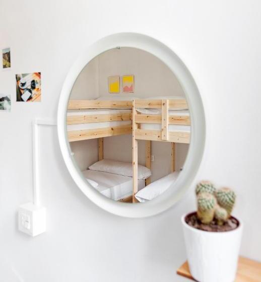 エコノミー４人部屋, A Room In The City Hostel