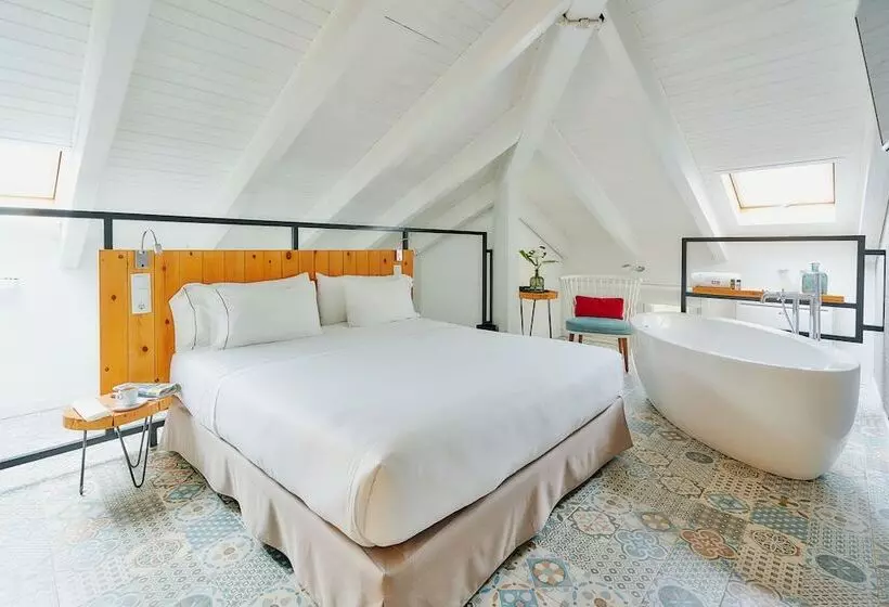 Deluxe Kamer, Arrey Alella