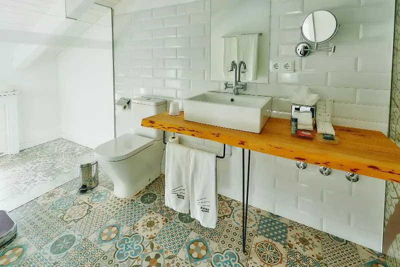 Deluxe Kamer, Arrey Alella