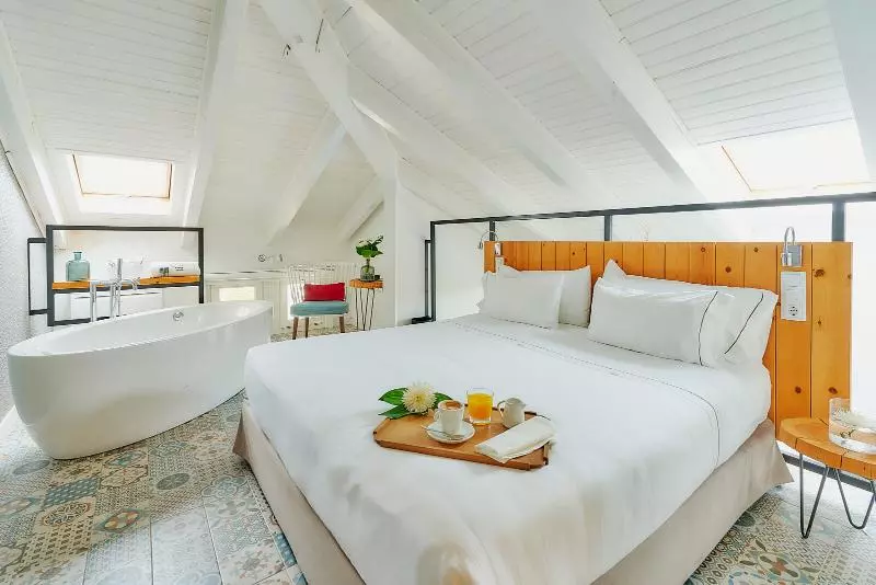 Deluxe Kamer, Arrey Alella