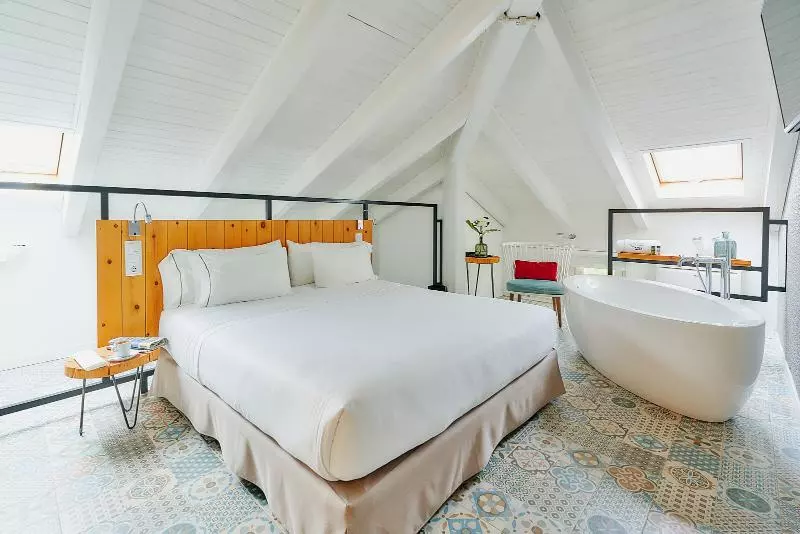 Deluxe Kamer, Arrey Alella