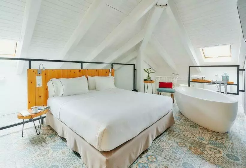 Deluxe Kamer, Arrey Alella