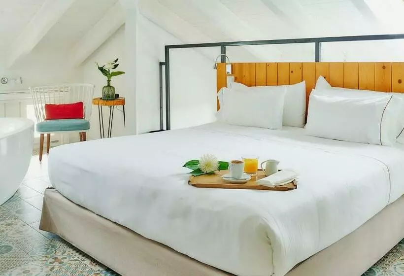Deluxe Kamer, Arrey Alella