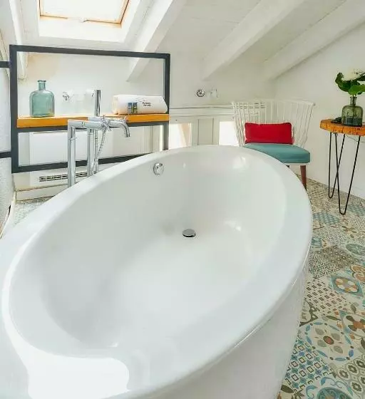 Deluxe Kamer, Arrey Alella
