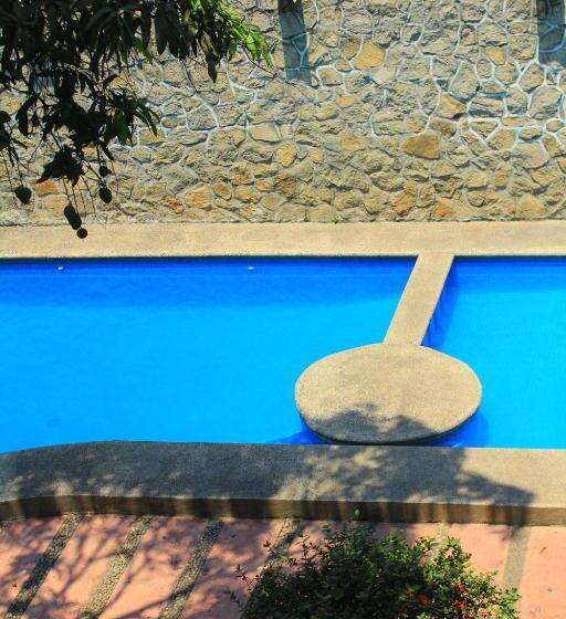 חדר סטנדרט לשלושה, Avenida