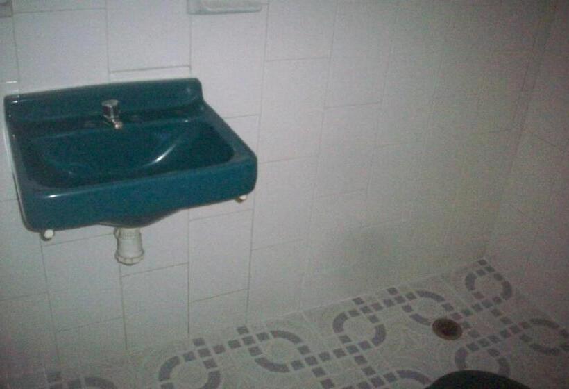 חדר סטנדרט לארבעה, Avenida