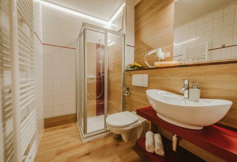 标准三人间, Berglandstübel