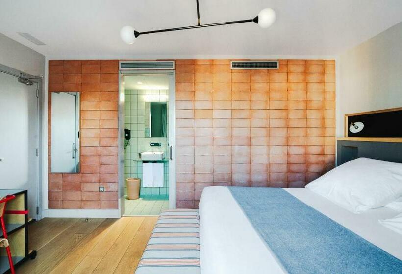 Номер Стандарт Вид на Бассейн, Brummell