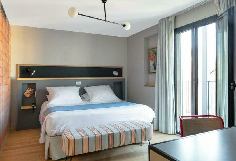 Номер Стандарт Вид на Бассейн, Brummell