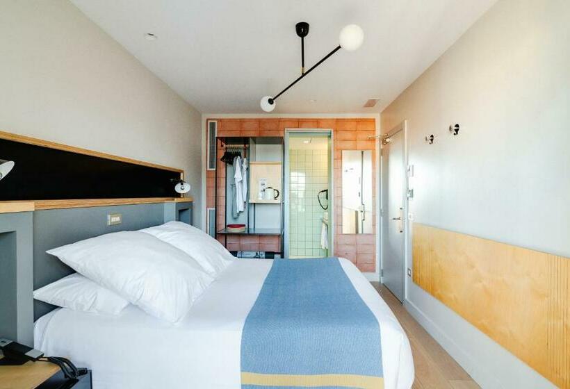 Номер Стандарт Вид на Бассейн, Brummell