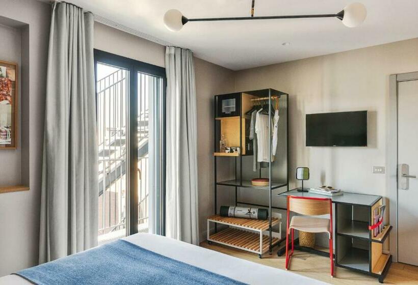 Номер Стандарт Вид на Бассейн, Brummell