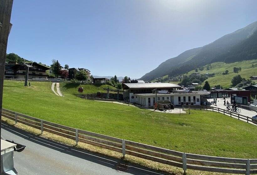 Family Suite, The Alpine Palace New Balance Luxus Resort