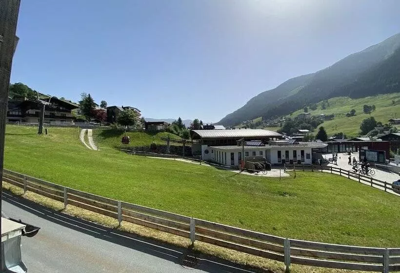スイート（家族用）, The Alpine Palace New Balance Luxus Resort