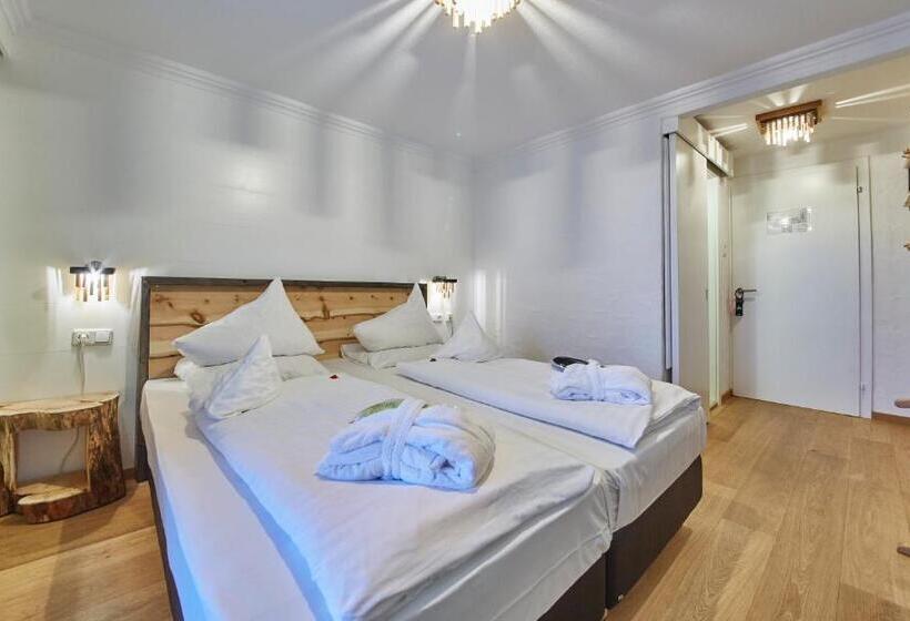 Номер Стандарт с Балконом, The Alpine Palace New Balance Luxus Resort