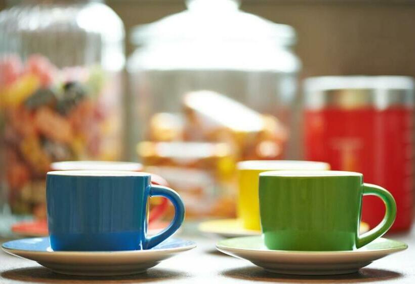 اتاق لوکس, The Bull And The Hide