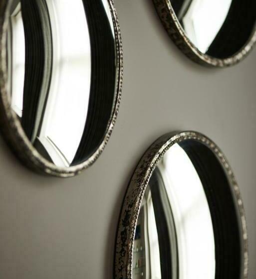 اتاق لوکس, The Bull And The Hide