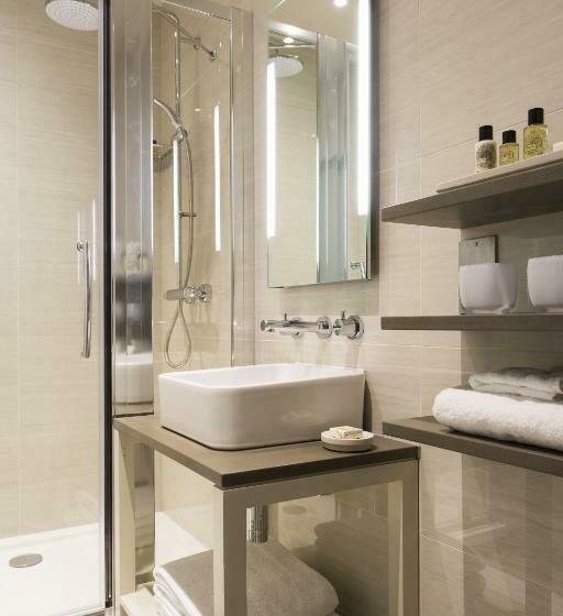 اتاق لوکس, The Bull And The Hide