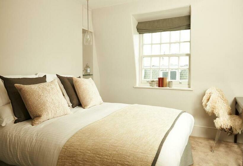 اتاق لوکس, The Bull And The Hide