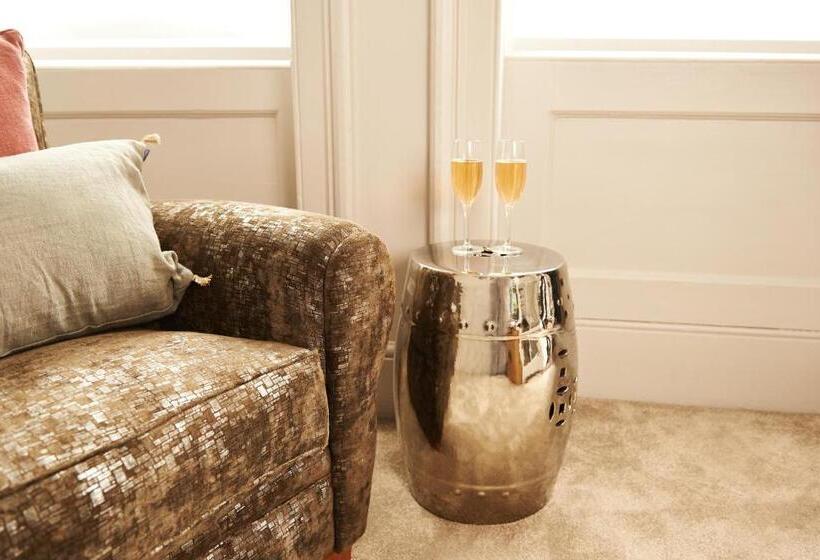 سوئیت با بالکن, The Bull And The Hide