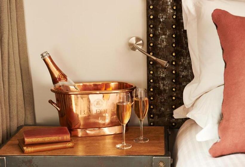 سوئیت با بالکن, The Bull And The Hide