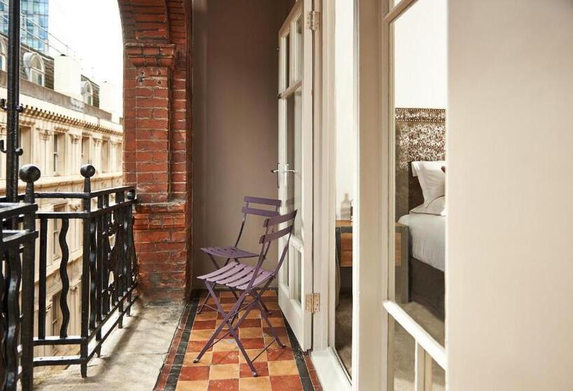 سوئیت با بالکن, The Bull And The Hide