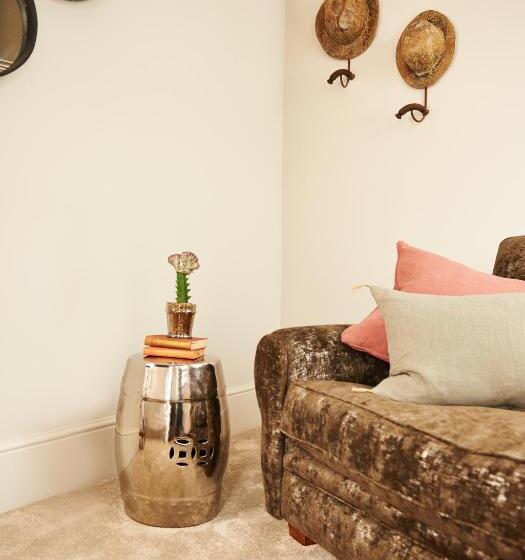 سوئیت با بالکن, The Bull And The Hide