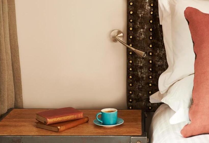 سوئیت با بالکن, The Bull And The Hide