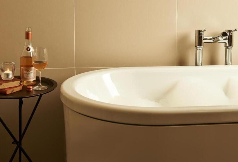 سوئیت با بالکن, The Bull And The Hide