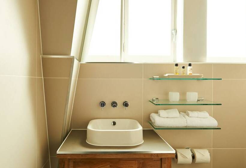 اتاق لوکس, The Bull And The Hide