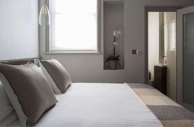 اتاق لوکس, The Bull And The Hide