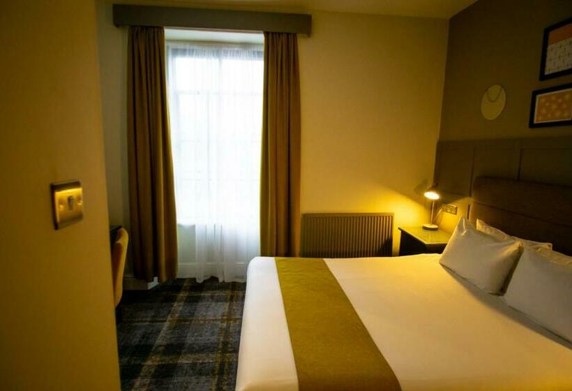 חדר סופריור, The County