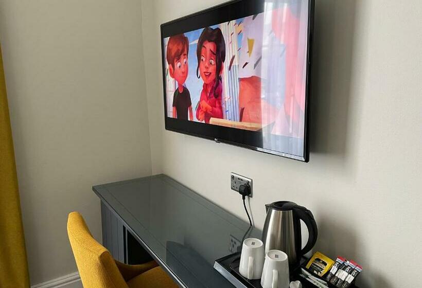 חדר סופריור, The County