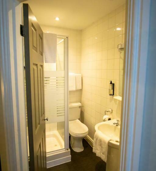 חדר סופריור, The County