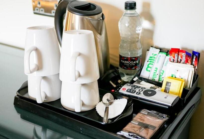 חדר אקונומי לארבעה, The County