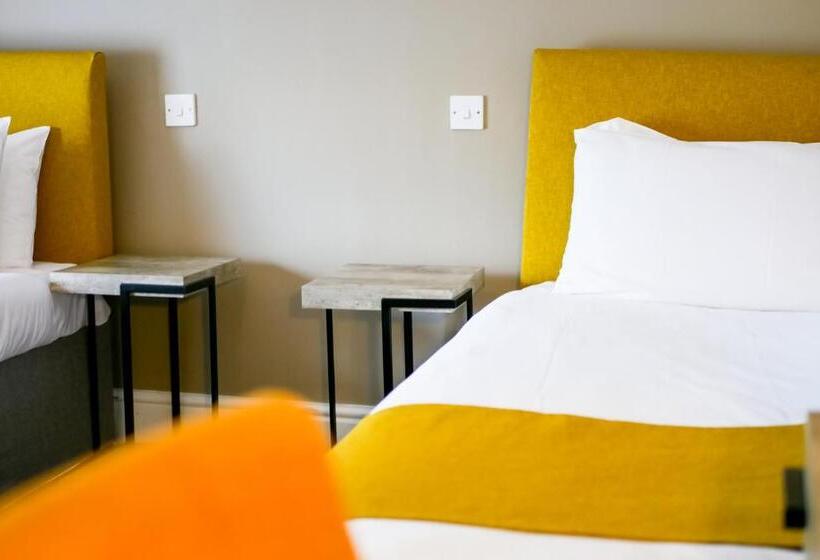 חדר אקונומי לארבעה, The County