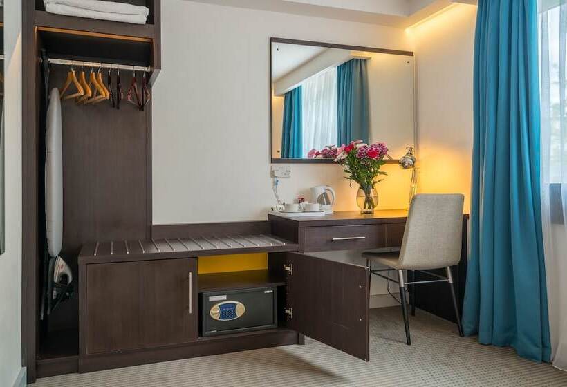 غرفة أساسية ثلاثية, Pelican London Hotel And Residence