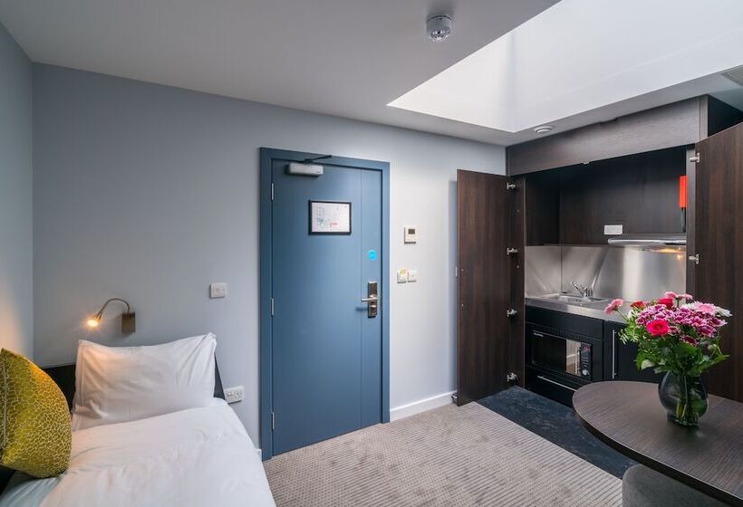 غرفة أساسية ثلاثية, Pelican London Hotel And Residence